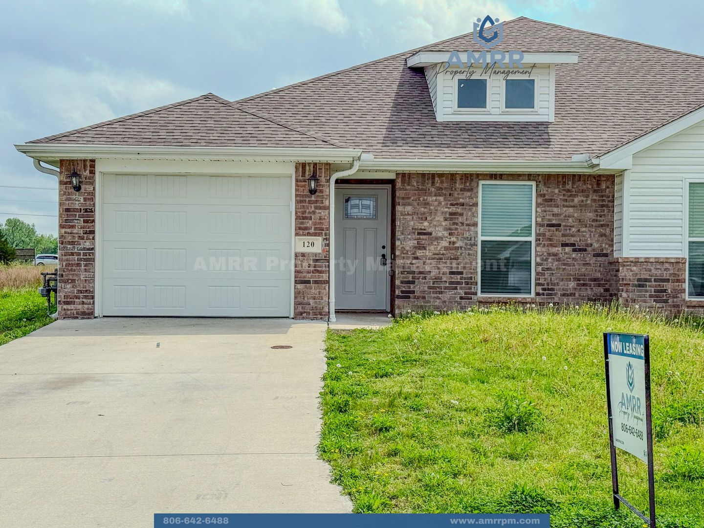 Carl Junction House: 120 Anita Plaza