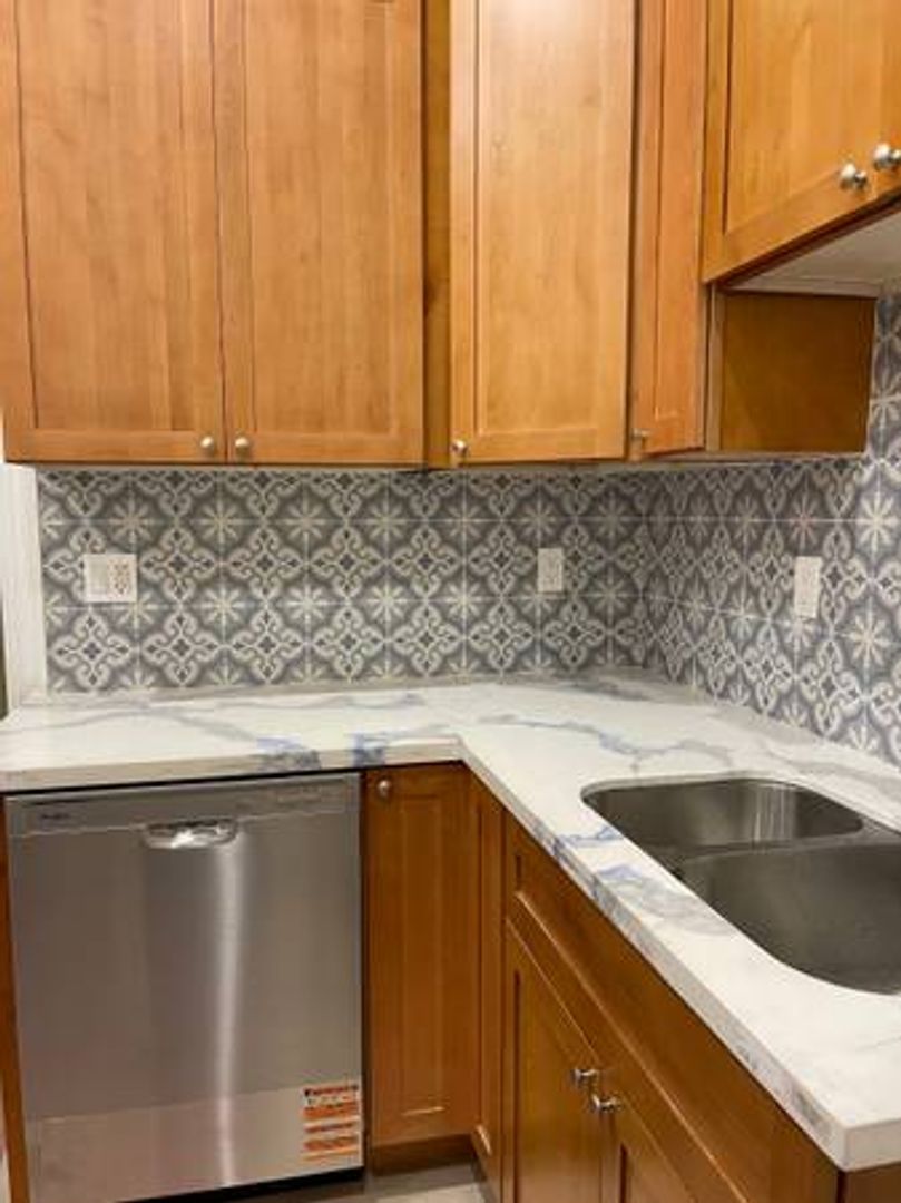 Oakland House: 854 Peralta St,