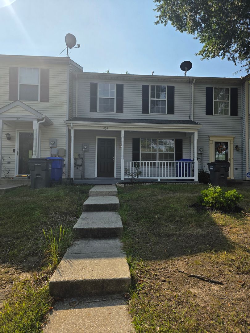 Waldorf Townhome: 404 Trefoil Pl