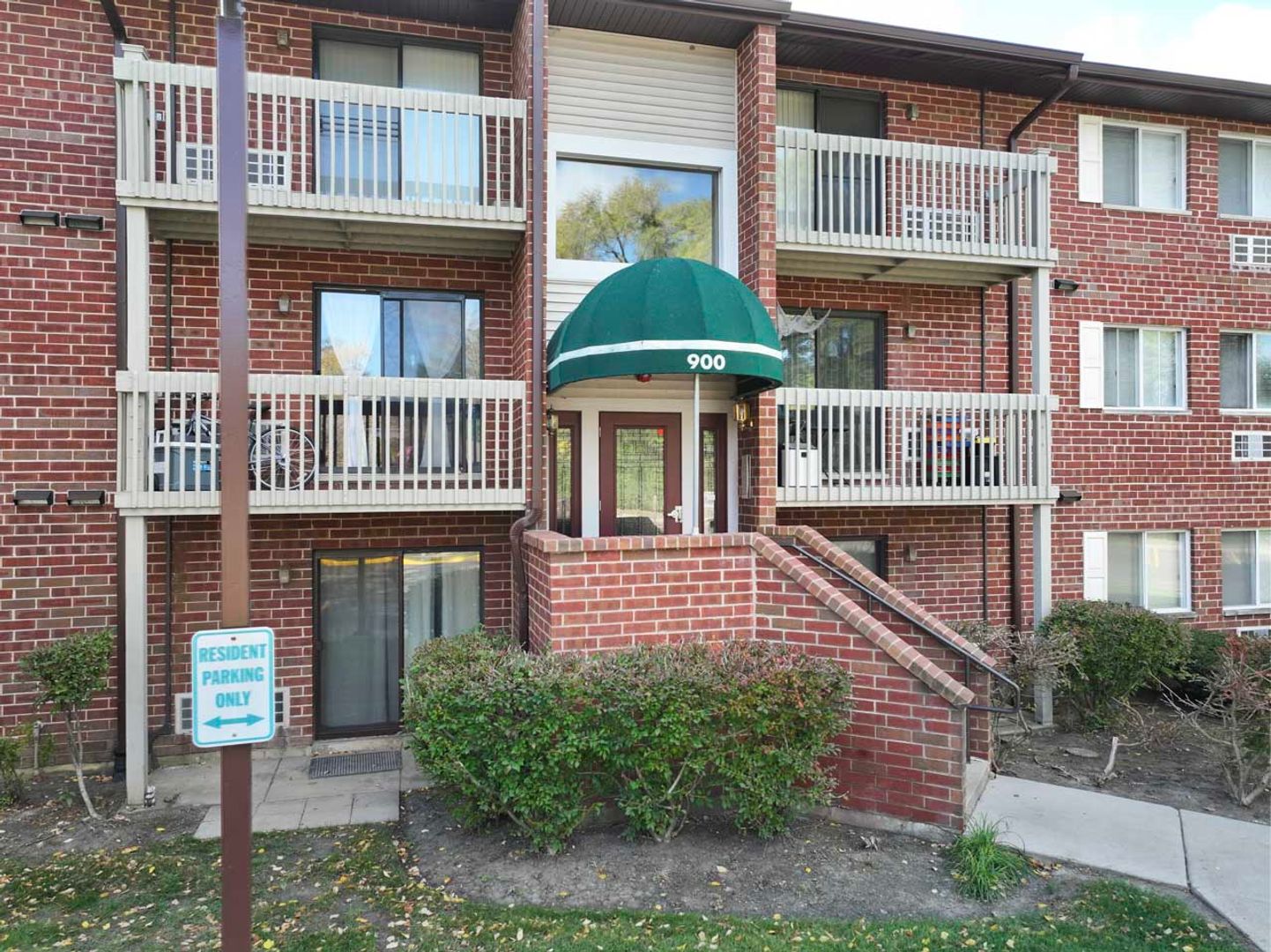 Vernon Hills Condo: 900 N Lakeside Dr
