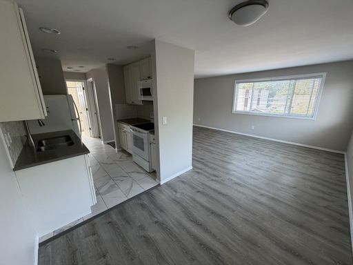 1 bedroom upper floor Near Boeing – photo 1