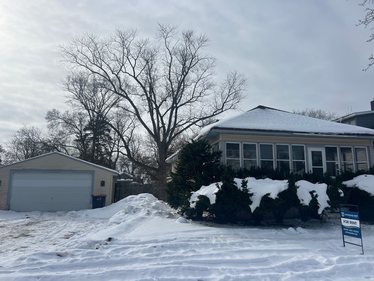 Holland House: 332 W 19th St