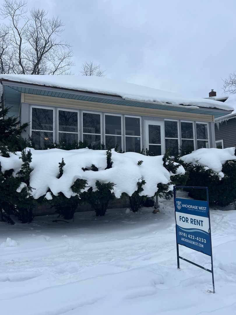 Holland House: 332 W 19th St