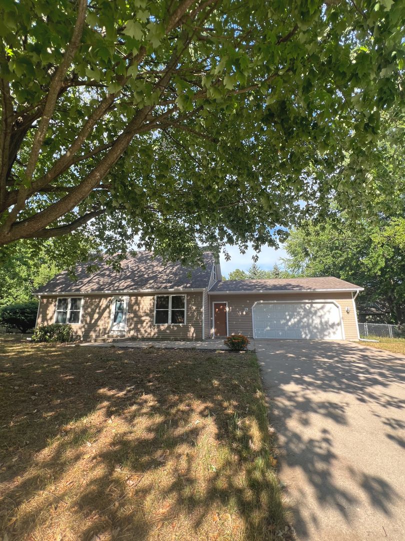 Charming 3-Bed, 2-Bath Home with Garage & Spacious Yard – Northside Holland