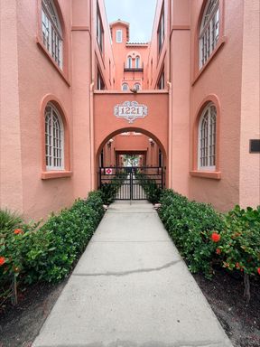 1221 N Palm Ave, Unit 204 – photo 1