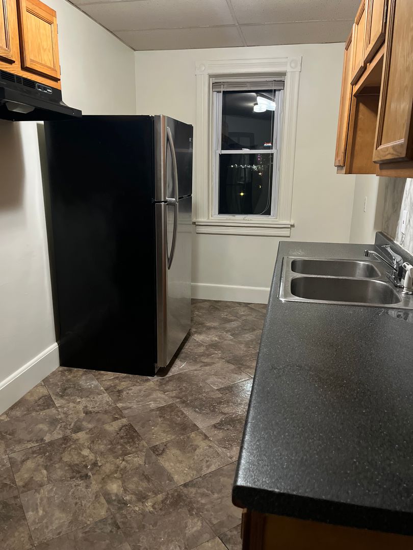 Springfield Apartment: 40 Warriner Ave