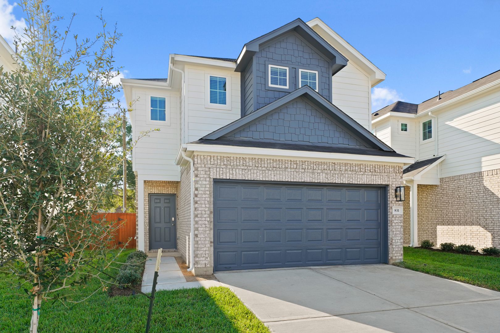 Houston House: 831 Red Oakland Dr