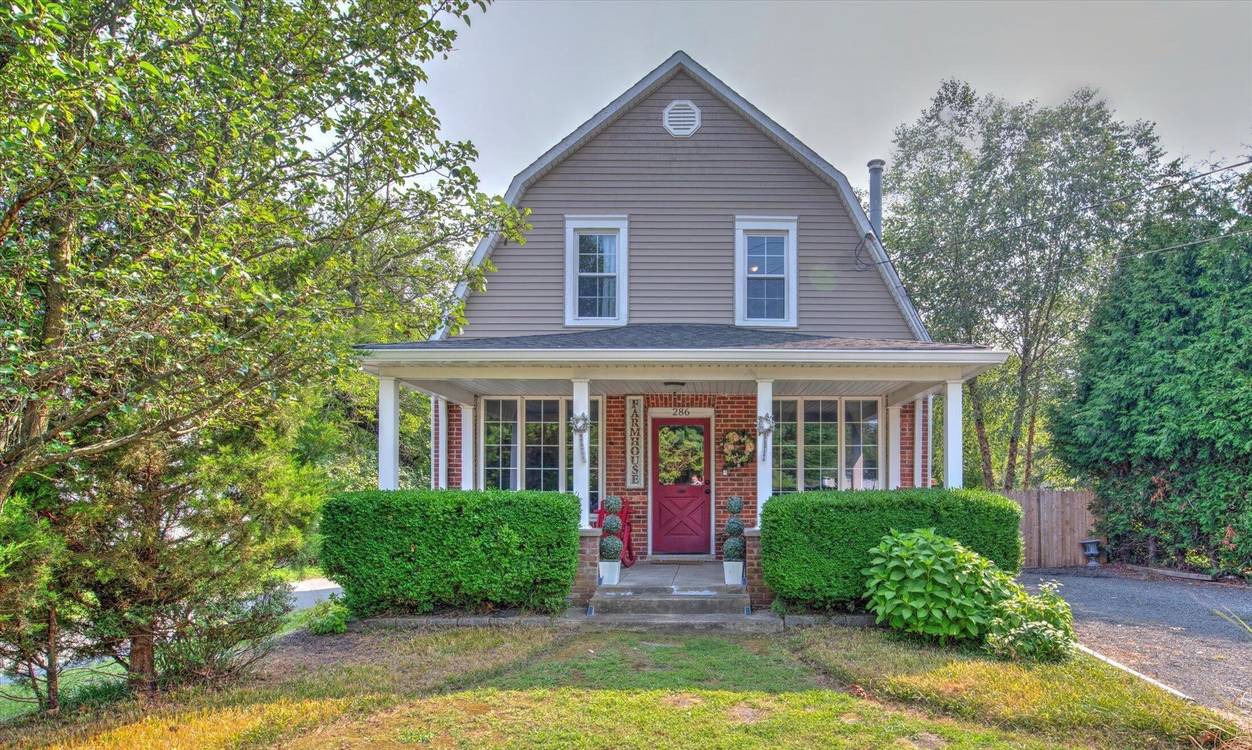 Jackson House: 286 Whitesville Rd