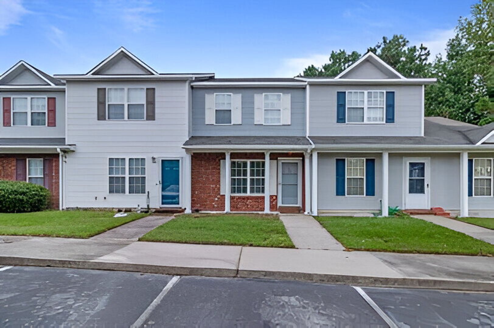 Jacksonville House: 305 Meadowbrook Lane