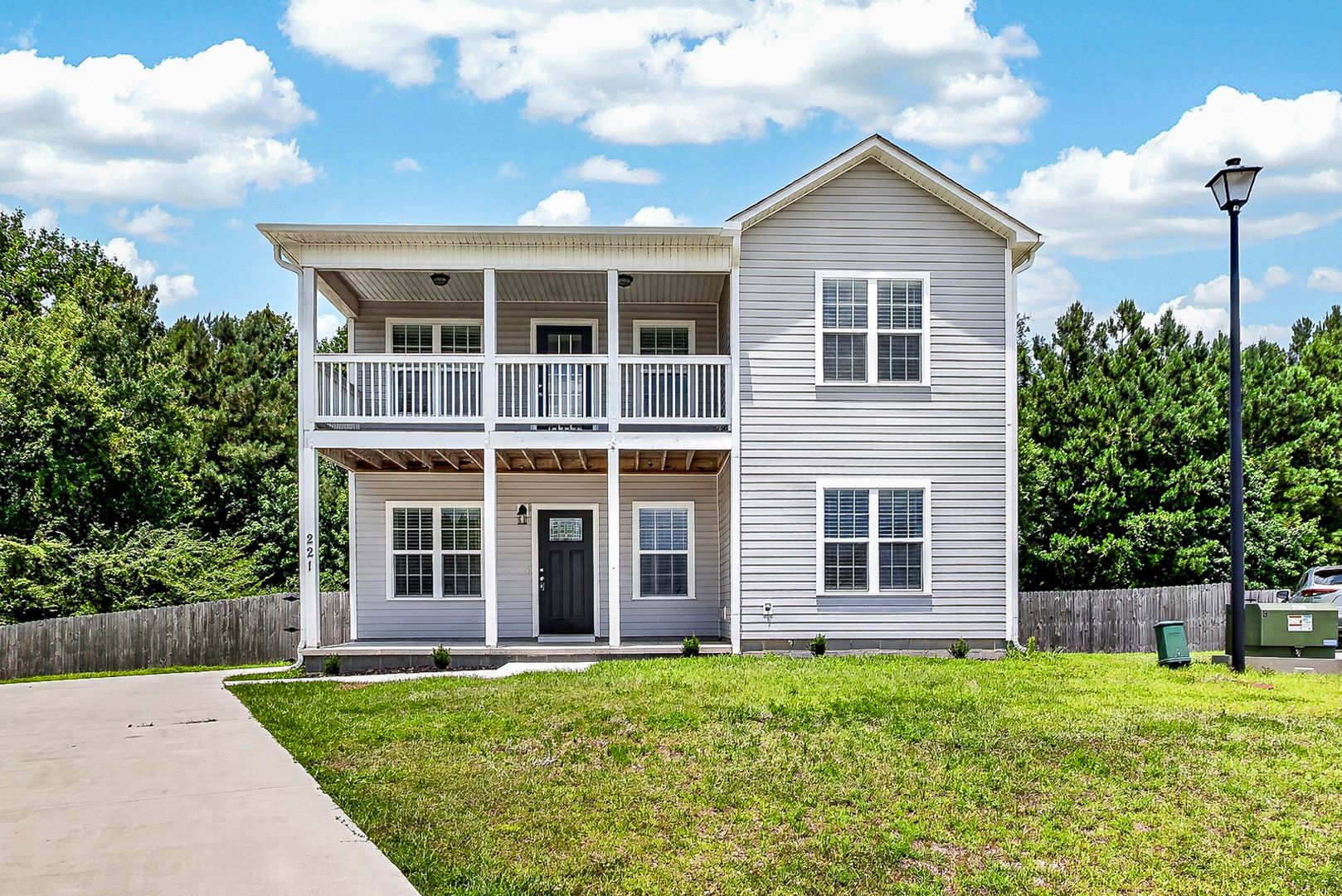 Jacksonville House: 221 Robert Alan Drive