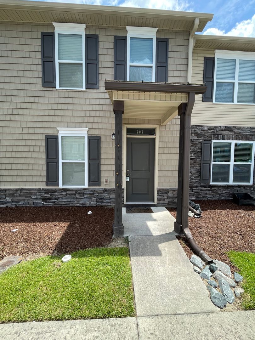 Midway Park House: 404 Sullivan Loop Rd