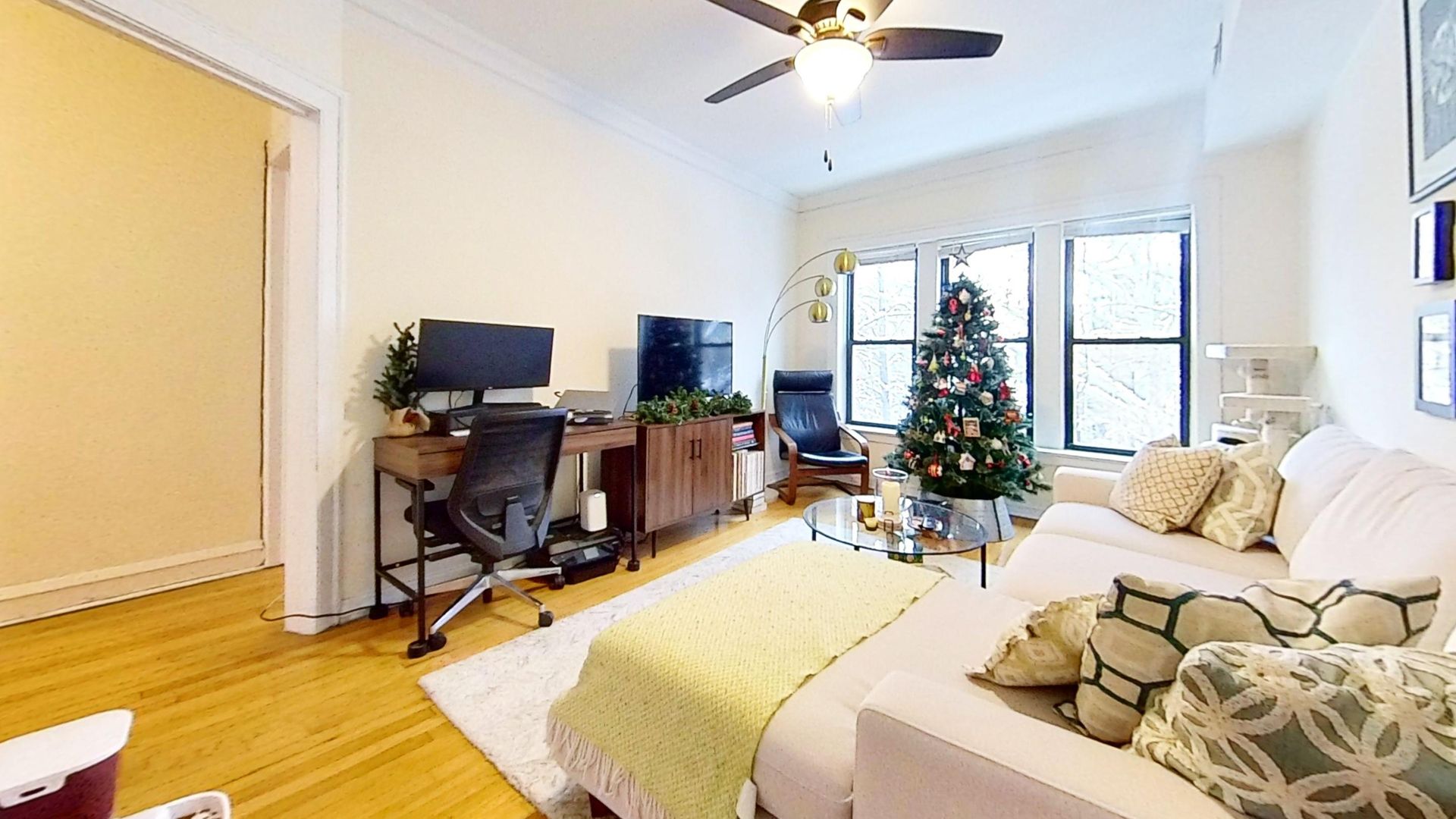 Chicago Apartment: 1902 W. Berteau Ave. #2