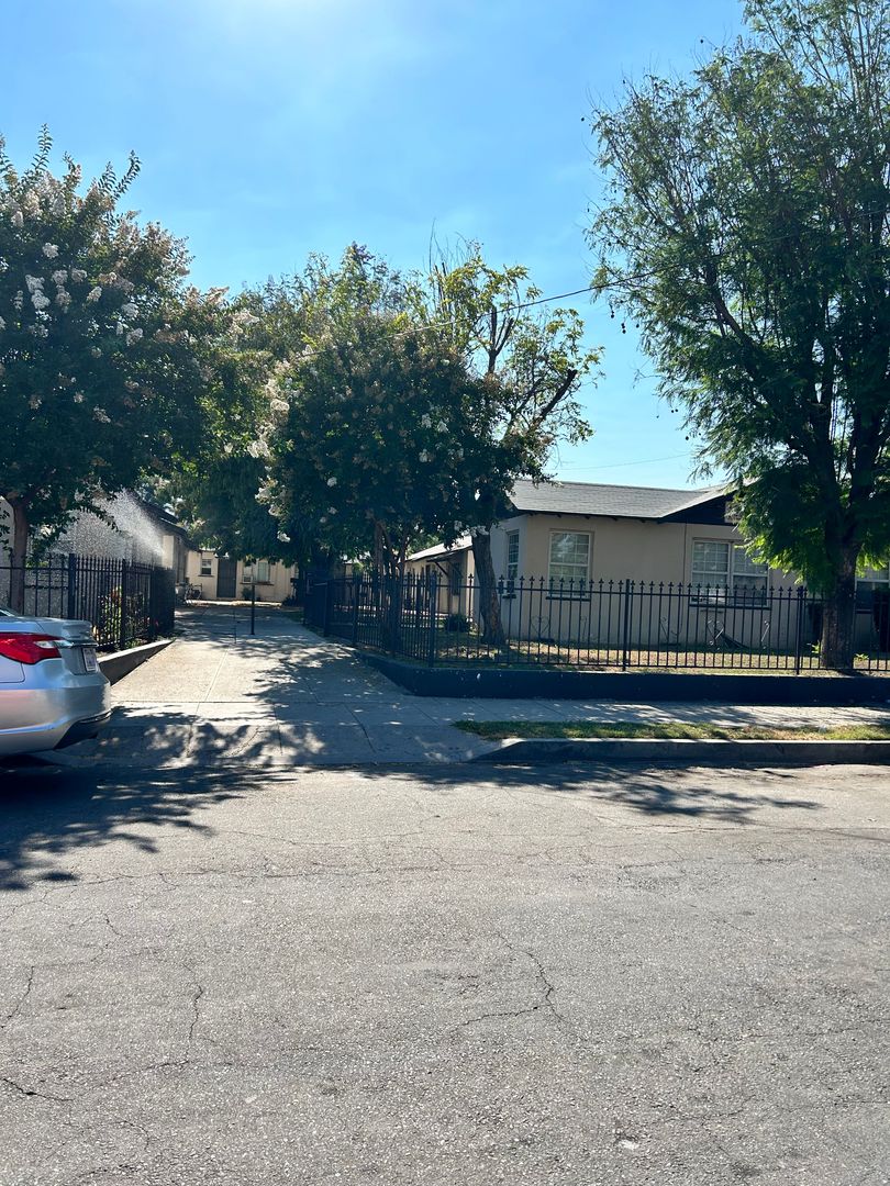 San Bernardino Apartment: 834-846 N Davidson Ave