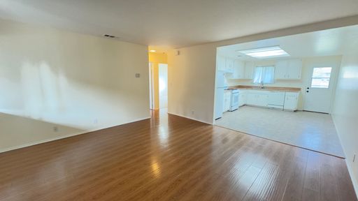 Charming 2 Bedroom Apartment For Lease! – photo 1