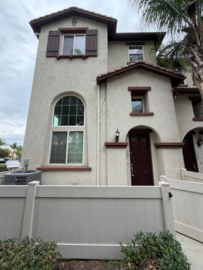 Tri-level corner unit condo w/2-car attached garage in Willowhaven HOA Gated Community – photo 1
