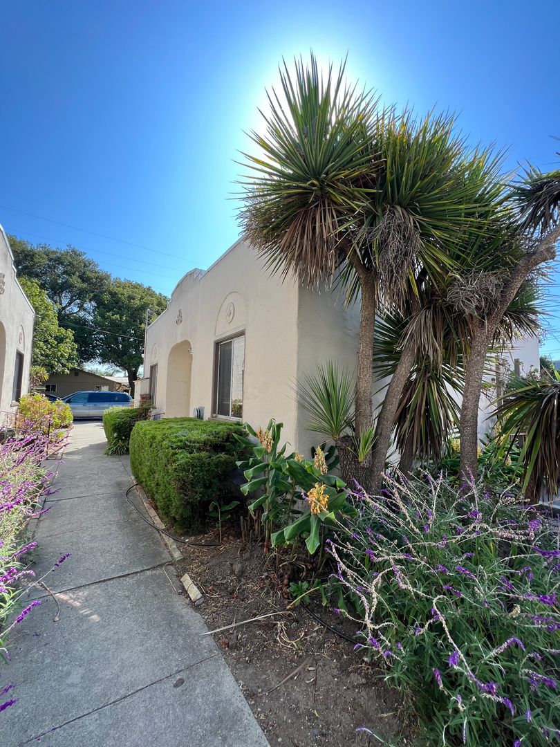Santa Cruz Apartment: 1051 Chanticleer Ave