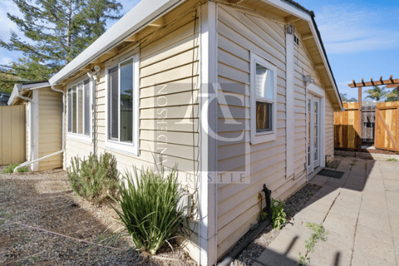 Santa Cruz Apartment: 1570 7th Ave