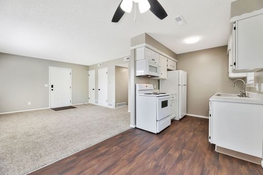 Beautifully Renovated Upper Level 2 Bedroom Apartment Home – photo 1