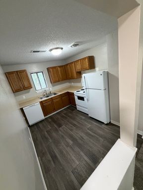 Spacious Two Bedroom With Extra Loft Space and Washer and Dryer Connections! – photo 1