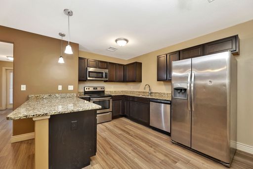 Luxurious Two Bedroom Apartment Home on the First Floor – photo 1