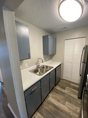 Fabulously Renovated One Bedroom Apartment! – photo 1