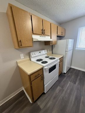 Spacious Two Bedroom With Washer and Dryer Connections! – photo 1