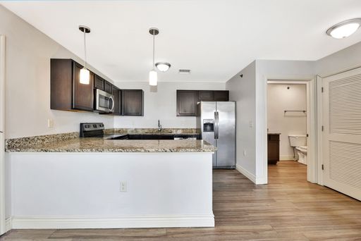 Spacious One Bedroom Apartment Home on the Middle Level – photo 1