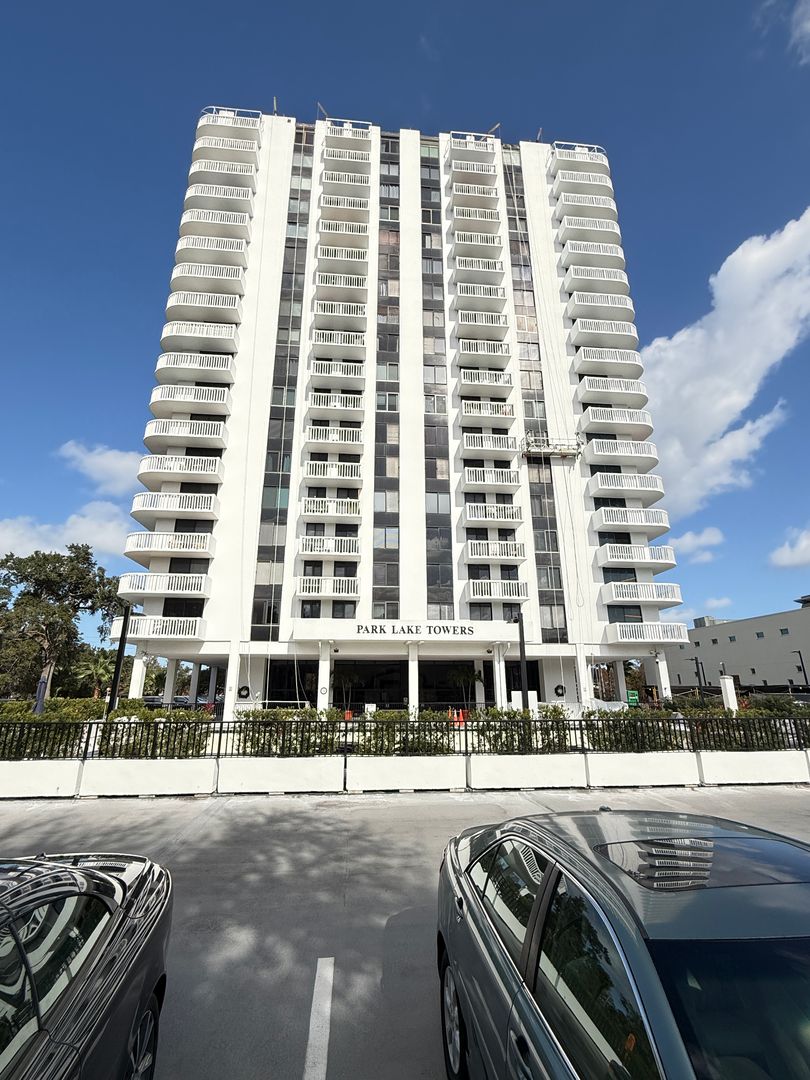 Orlando Condo: 400 E Colonial Dr