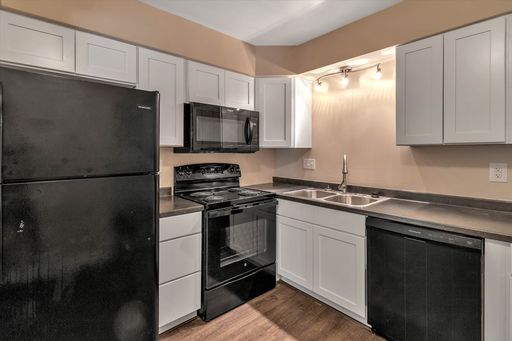 Country Club Park Apartments - Balcony – photo 1