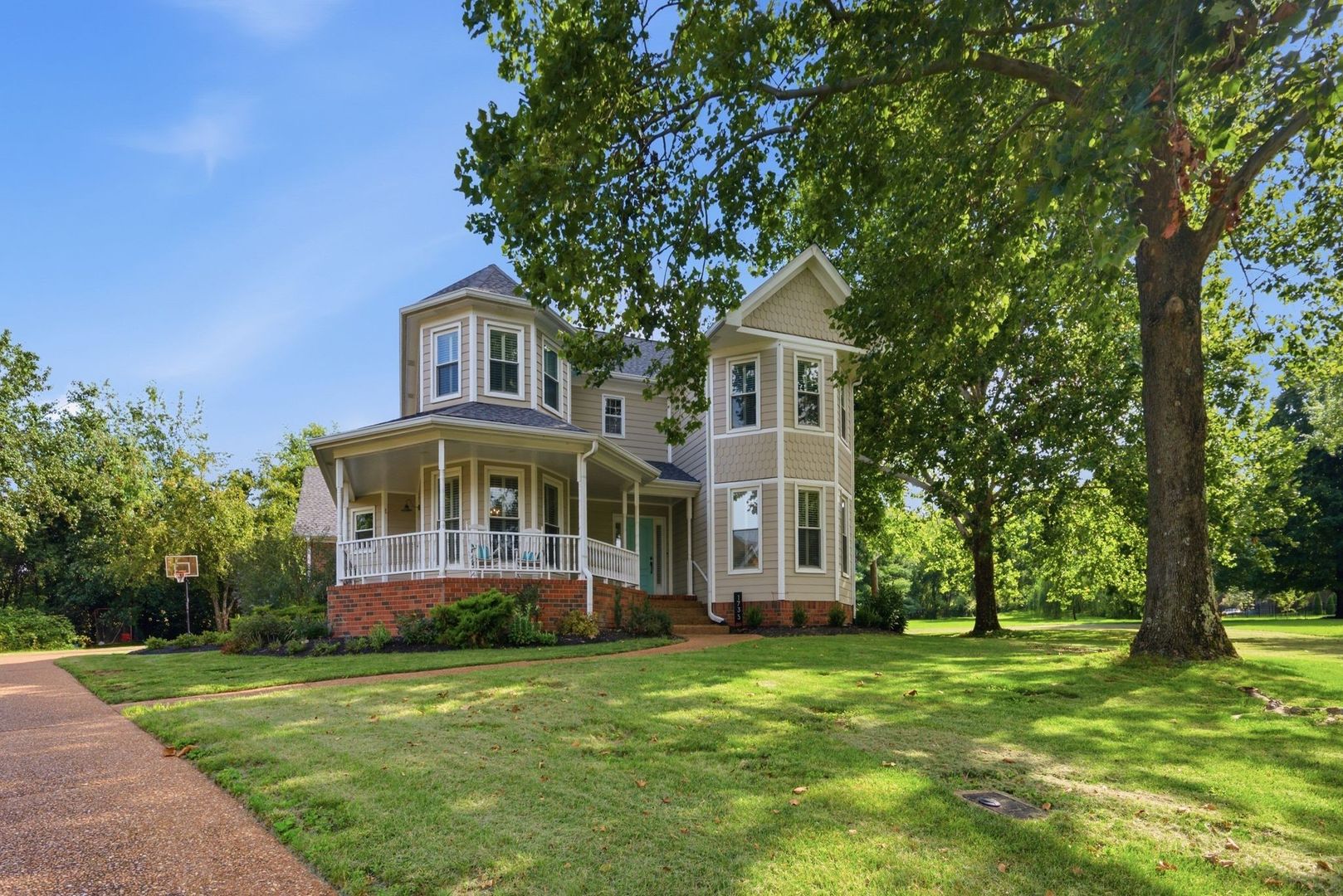 Brentwood House: 1733 Carriage Court