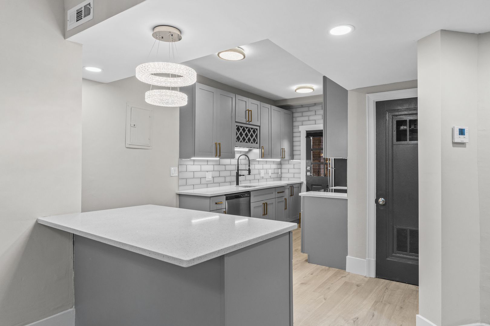 Clayton Apartment: 6639 Alamo Ave