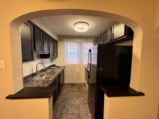 **Fully Renovated One Bedroom Apartment**In-Unit Washer and Dryer**Garage parking**Walk to Francis Park** – photo 1