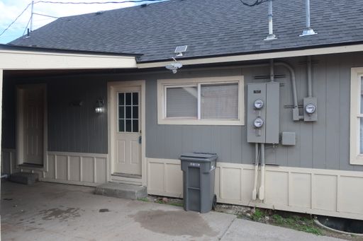 Upstairs 2 Bedroom Apartment – photo 1