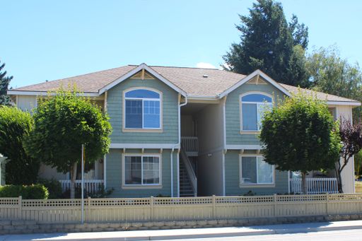 Spacious Upstairs 2 Bed 1.5 Bath Apartment – photo 1