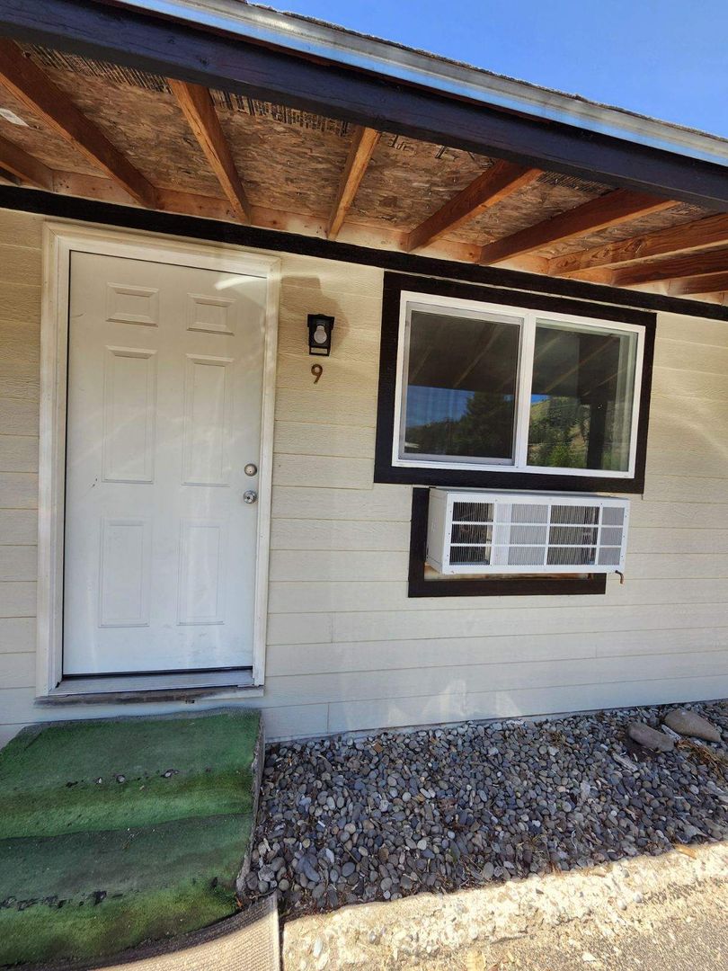 Orofino Apartment: 10560 Hwy. 12