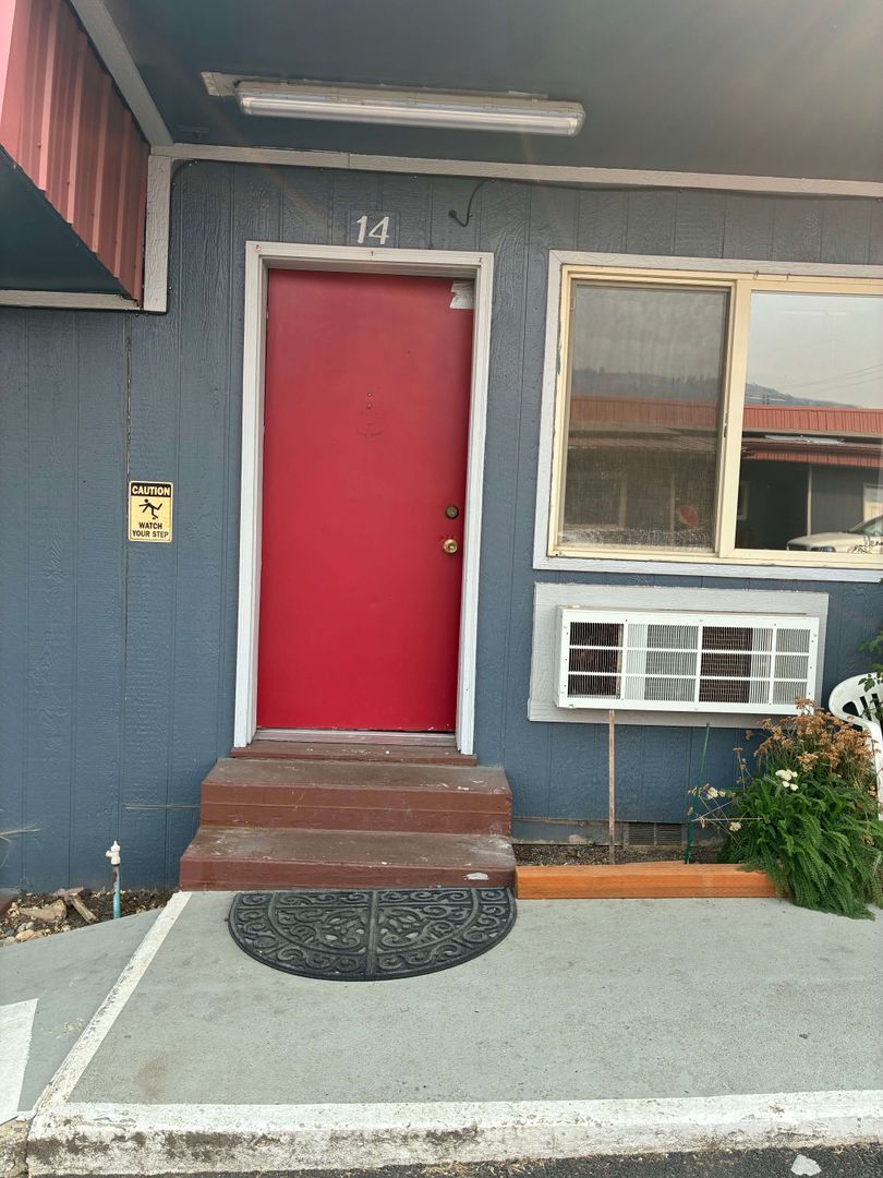 Kamiah Apartment: 216 3rd St.