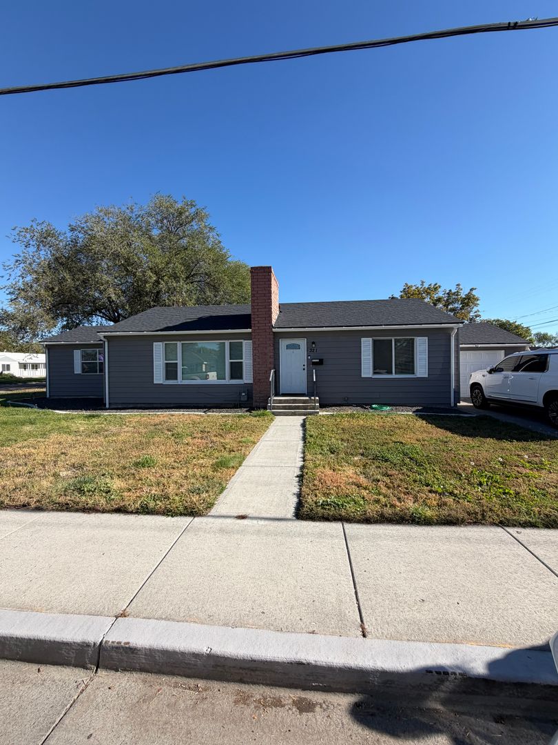 Blackfoot House: 321 E Walker St