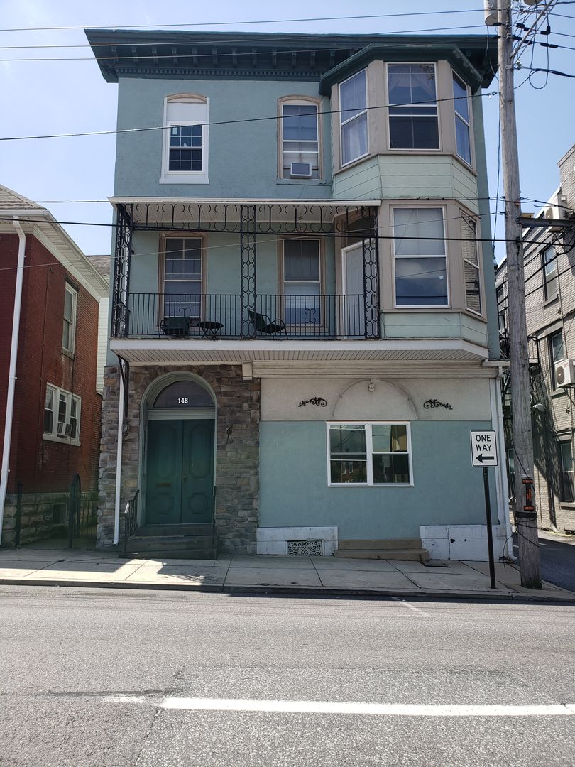 Chambersburg Apartment: 148 E. Queen Street