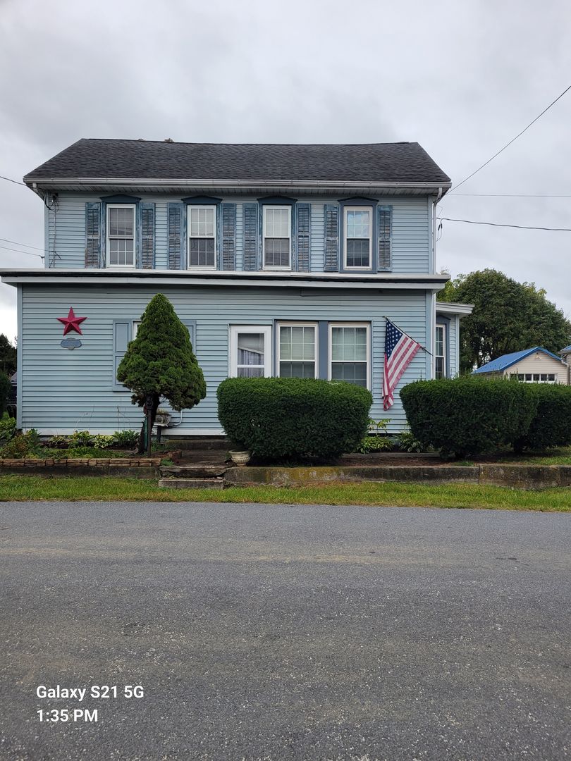 Chambersburg Apartment: 3876 Lincoln Street