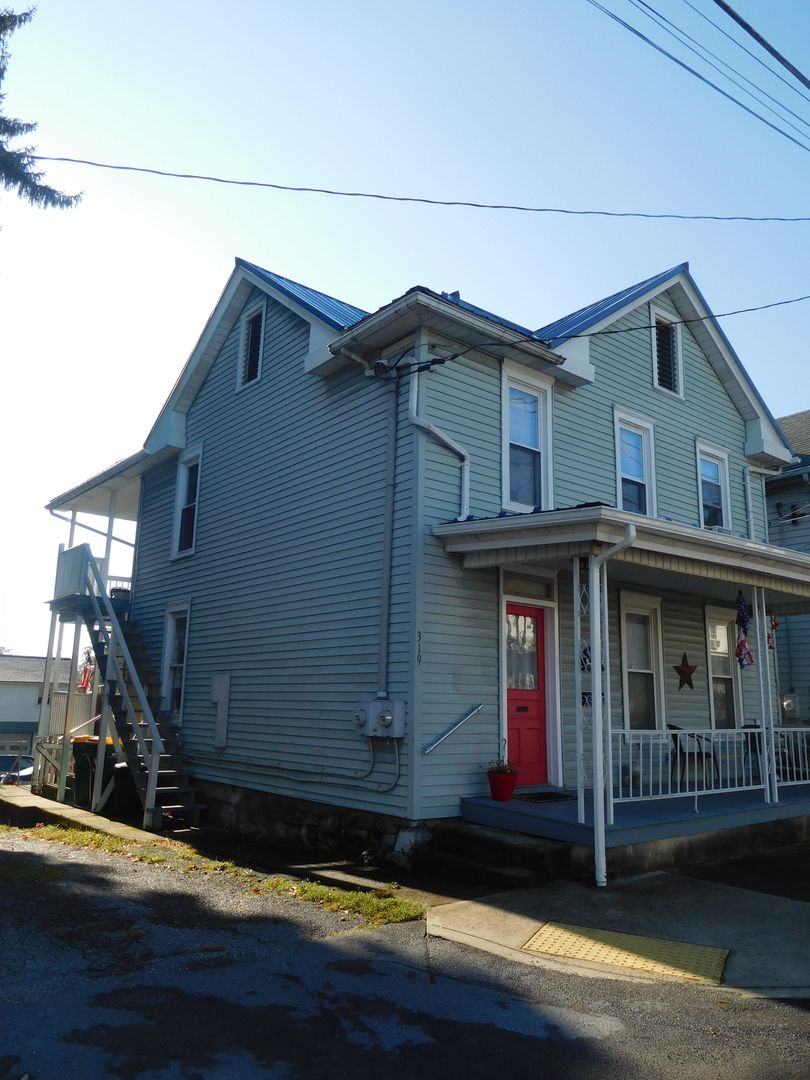 Waynesboro Apartment: 319 Fairview Avenue