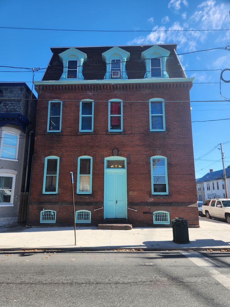 Chambersburg Apartment: 280 S. Main Street