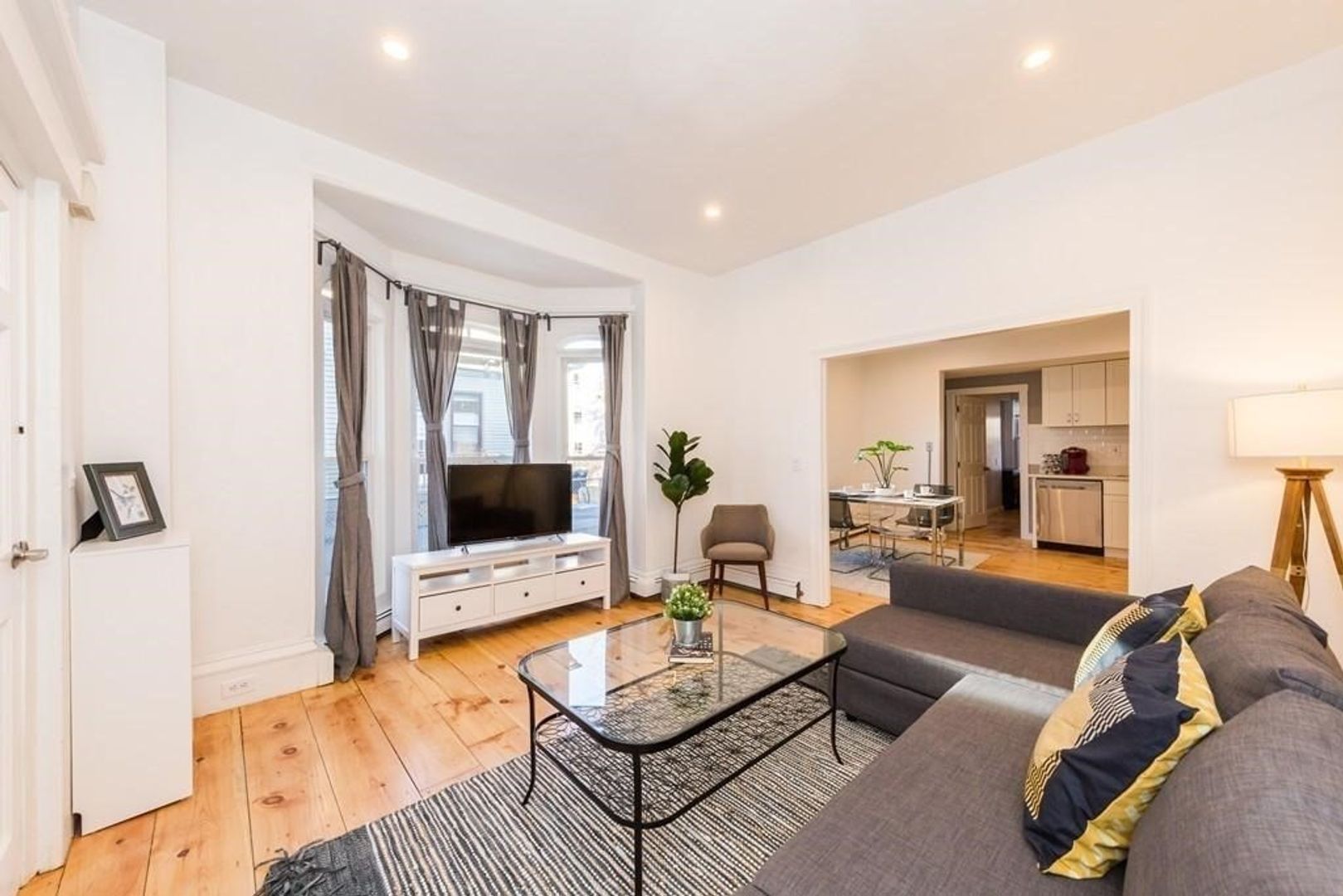 Cambridge Apartment: 50 Magazine Street