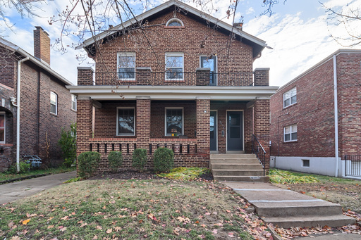 Renovated Charming 5 Room, 2 Bedroom, 1 Bath 1st Floor Flat! – photo 1