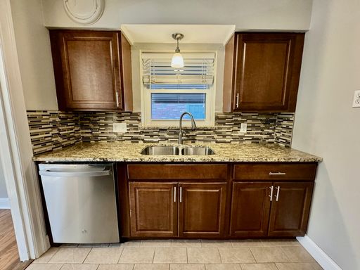 Beautifully Renovated Mid Century Modern 2-Bed, 1-Bath Apartment for Rent – photo 1
