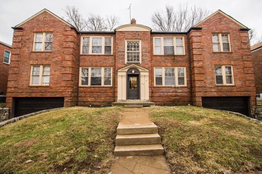 Newly renovated 3 bedroom apartment, minutes from everything. Ask about move in special – photo 1