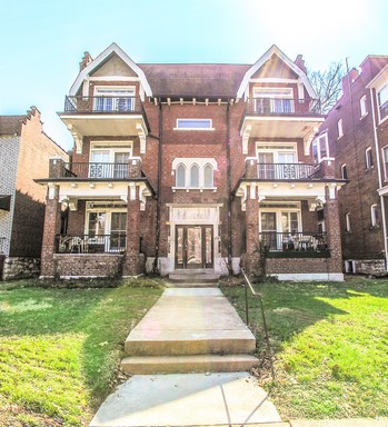 Introducing our newly rehabbed 2-bedroom apartment in the heart of St. Louis! Fall move in special. – photo 1