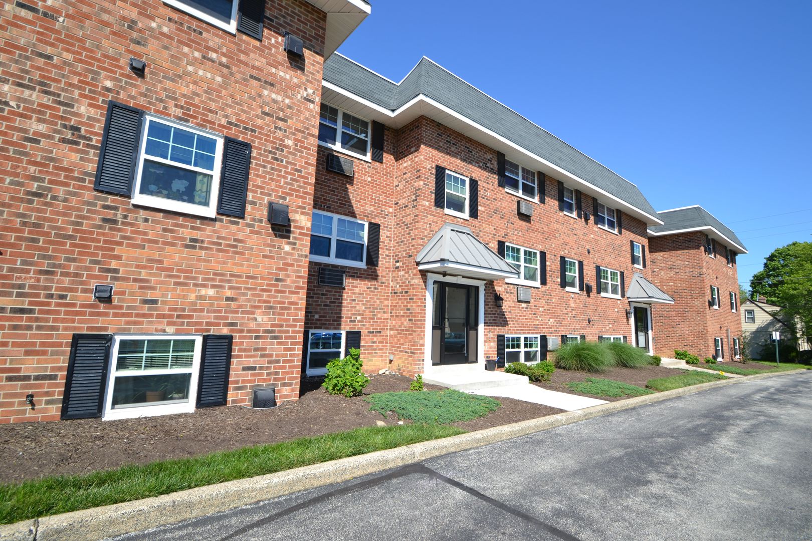 Norwood Apartment: 661 Mohawk Avenue