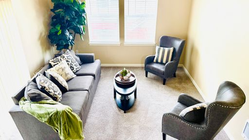 Beautiful two bedroom two bath! Washer and Dryer in unit!! – photo 1
