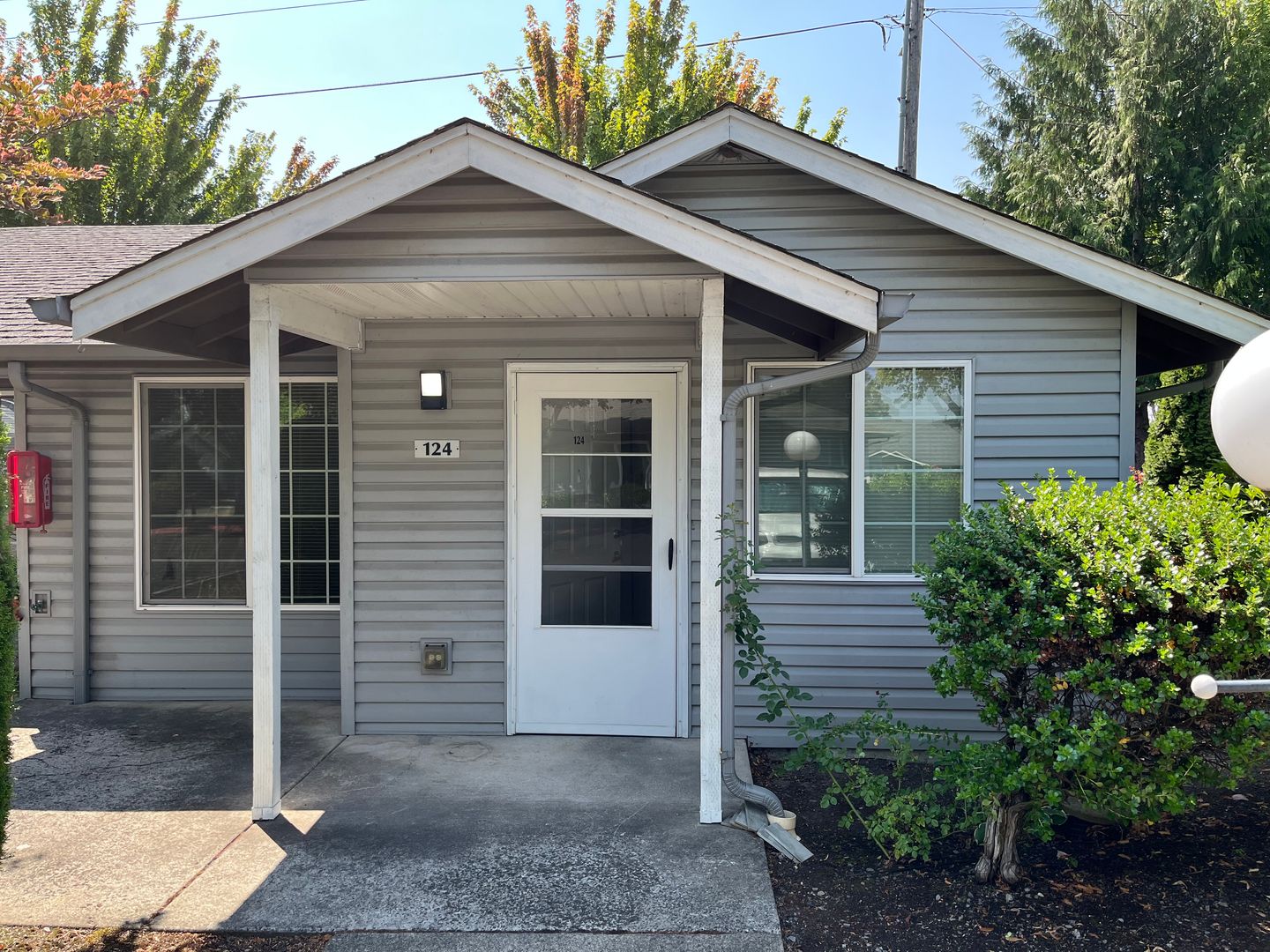 Salem Apartment: 3695 D Street NE