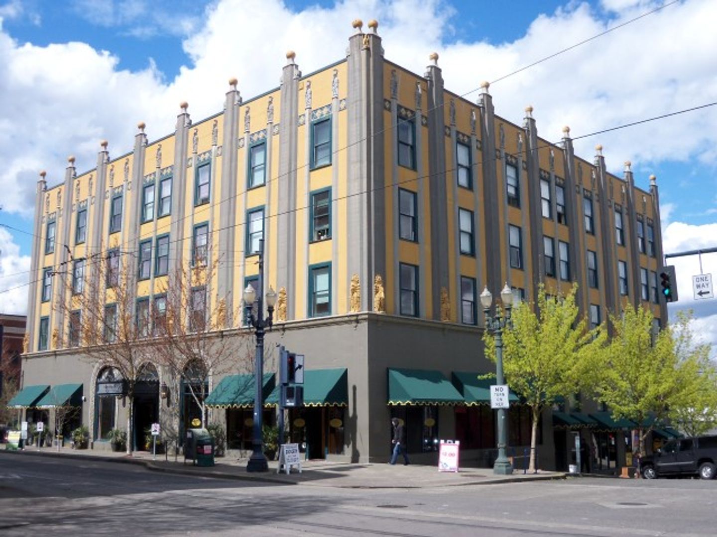 Portland Apartment: 1615 SW Morrison St.